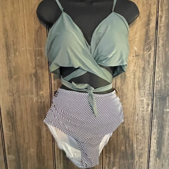 NWOT Women’s 2pc swimsuit size XL - Picture 1 of 4